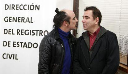 Rodrigo Borda y Sergio Miranda, tras incribirse para contraer matrimonio.