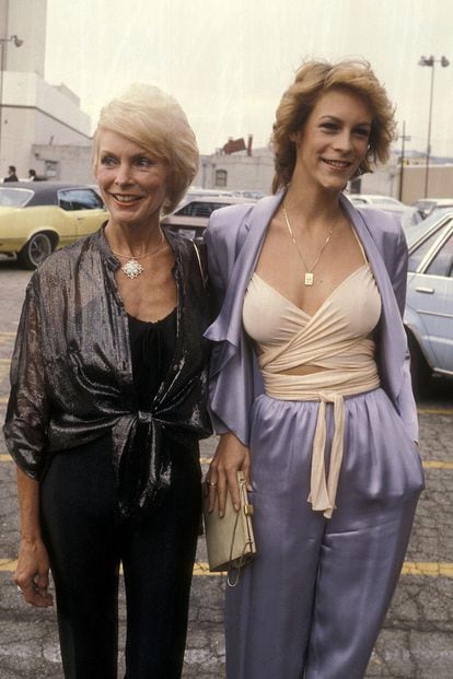 Jamie Lee Curtis junto a su madre, Janet Leigh, en 1979 en Hollywood.