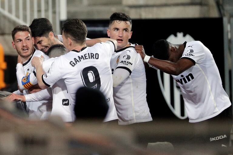 Los jugadores del Valencia celebran el primer gol marcado al Celta este sábado en Mestalla.