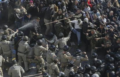 Enfrentamientos entre ultranacionalistas ucranios y la Policía en Kiev.