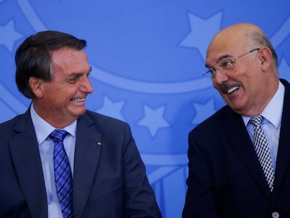 El presidente de Brasil, Jair Bolsonaro, habla con el entonces ministro de Educación, Milton Ribeiro, durante una ceremonia celebrada en el Palacio de Planalto el 4 de febrero de 2022.