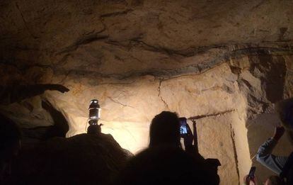 La imagen muestra la marca del límite entre el Cretácico y el Paleógeno, en el estrato arcilloso de colores grises.