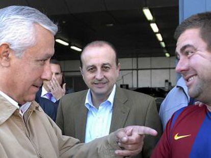 Javier Arenas bromea con un aficionado del Barcelona en el polígono industrial Los Olivares de Jáen.