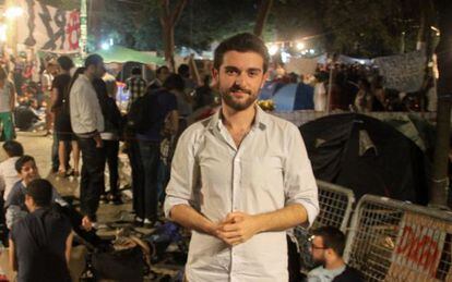 Engin Onder, de 22 a&ntilde;os, es uno de los activistas que ha distribuido informaci&oacute;n de las protestas a trav&eacute;s de la red 