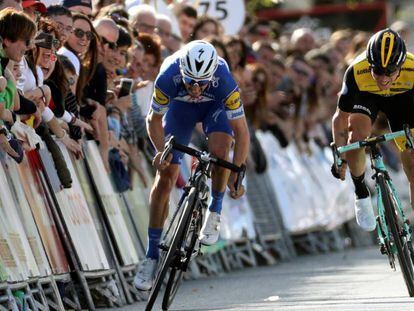 El corredor francés Julian Alaphilippe (izquierda) se impone al esloveno Primoz Roglic en la primera etapa de la Vuelta al País Vasco. 