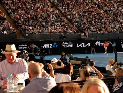 Rafa Nadal sirve este viernes en un partido en Adelaida (Australia).