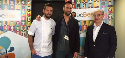 El ex concursante de Top Chef, Javier Peña; el director general de beBee, Javier Cámara, y el inversor Eduardo Díez-Hochleitner.