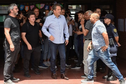 El candidato oficialista, Sergio Massa, en el centro electoral donde emitió su voto hoy, en Tigre.