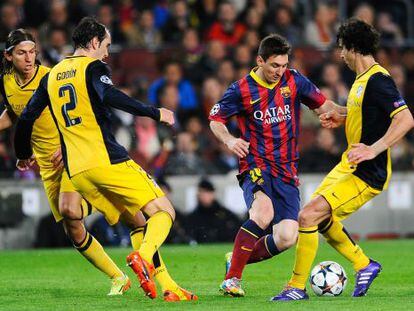 Messi intenta driblar a God&iacute;n y Tiago ante la mirada de Filipe, el pasado mes de abril.
