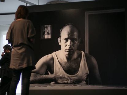 'Autorretrato con camiseta' (1958), imagen que recibe al visitante en la exposición 'Cualladó esencial'. 