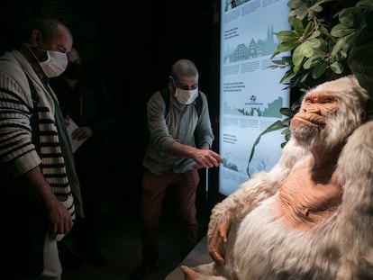 Manolo Velasco y Damià Gibernet junto a la figura de cera de Copito de Nieve