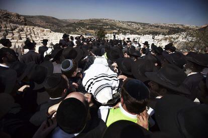 Judíos ultraordoxos portan el cuerpo de Jonathan Sandler, el único adulto asesinado por el terrorista de Toulouse, durante el entierro celebrado en Jerusalén.