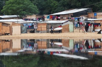 El Ayuntamiento de Asunción (Paraguay) reparte tablas de madera y chapa para que los damnificados por las inundaciones en el barrio de Bañados construyan una casa provisional. Vivirán en ellas al menos dos meses, tiempo que tardará en bajar el nivel del agua.