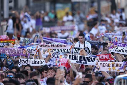 Aficionados del Real Madrid, el domingo durante la recepción de la Comunidad al equipo como ganador de la Champions.