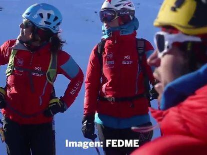 Un camión traslada nieve a la estación de Baqueira-Beret.