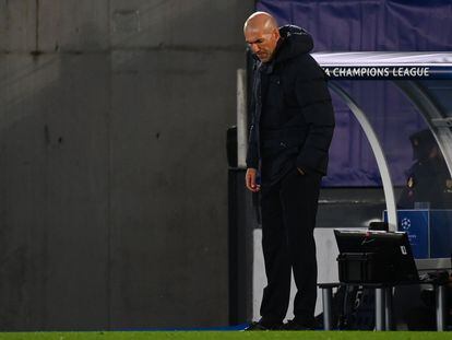 El entrenador del Real Madrid, Zinedine Zidane, durante un momento del partido contra el Shakhtar.