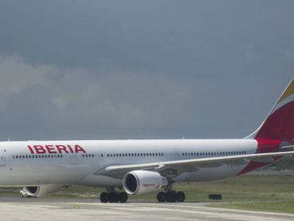 Vista del un avi&oacute;n de la aerol&iacute;nea espa&ntilde;ola Iberia. 
