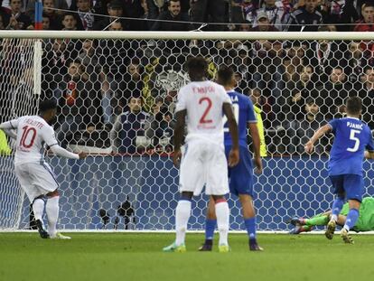 Buffon detiene un penalti a Lacazette, del Olympique de Lyon.