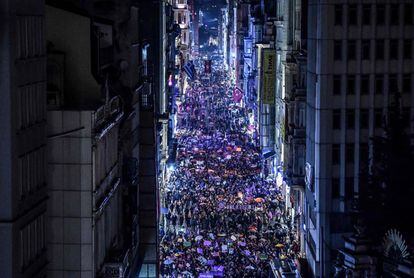 Vista general de la manifestación en la avenida Istiklal de Estambul (Turquía).