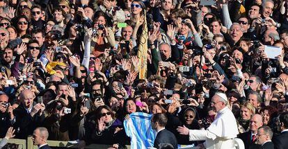 El papa Francisco saluda a los fieles congregados en la plaza de San Pedro.