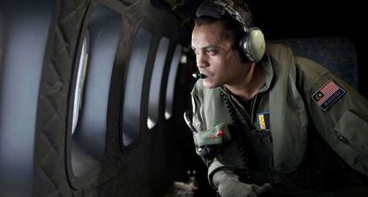 Un oficial de la Fuerza A&eacute;rea malasia este viernes durante la operaci&oacute;n de b&uacute;squeda del B777.
