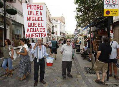 Un hombre reclama para Gibraltar las aguas que circundan el Peñón durante la visita de Moratinos.