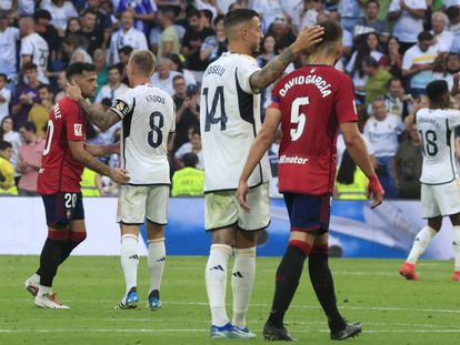 Jugadores del Real Madrid y Osasuna se saludan al finalizar el partido en el Estadio Santiago Bernabéu.