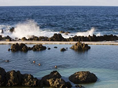 Bañistas en las piscinas naturales de Porto Moniz, en Madeira (Portugal).