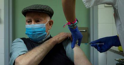 Un hombre recibe la primera dosis de la vacuna del Covid-19 de Pfizer en Barcelona.