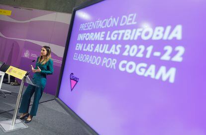 La ministra de Igualdad, Irene Montero, durante la presentación del informe de COGAM ‘LGTBfobia en las aulas 2021-2022’, este viernes en el Ministerio de Igualdad, en Madrid.