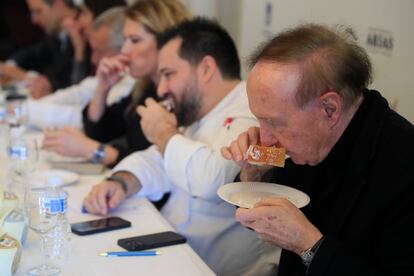El crítico gastronómico José Carlos Capel actúa como jurado en la celebración de la final del VI Campeonato Mejor Roscón de Madrid, y uno de los mejores de España