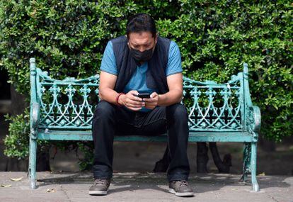 Un hombre mira su teléfono móvil en la ciudad de México durante la caída de Facebook, Instagram y WhatsApp el pasado lunes.