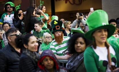 Cientos de miles de neoyorquinos tiñeron de verde las calles de la localidad para celebrar un año más el día de San Patricio en el tradicional desfile.
