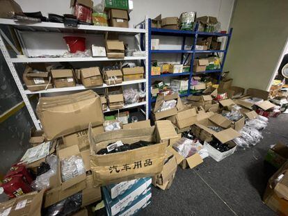 Fotografía difundida por Amazon, el 9 de noviembre de 2022, de productos falsos incautados por la policía en China.
