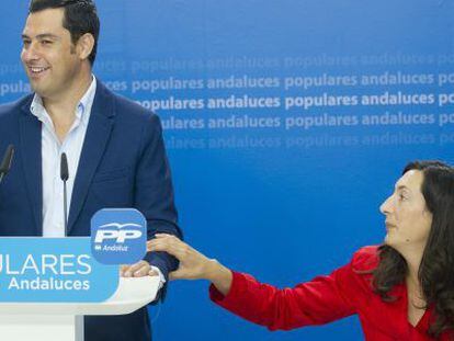 Juan Manuel Moreno junto a Dolores López, este lunes en Sevilla.