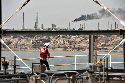 Imagen del pozo petrolero de la isla de Kharg en la costa de Irán.