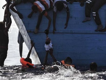 Migrantes tratan de salvar a la desesperada a un ni&ntilde;o en el agua 