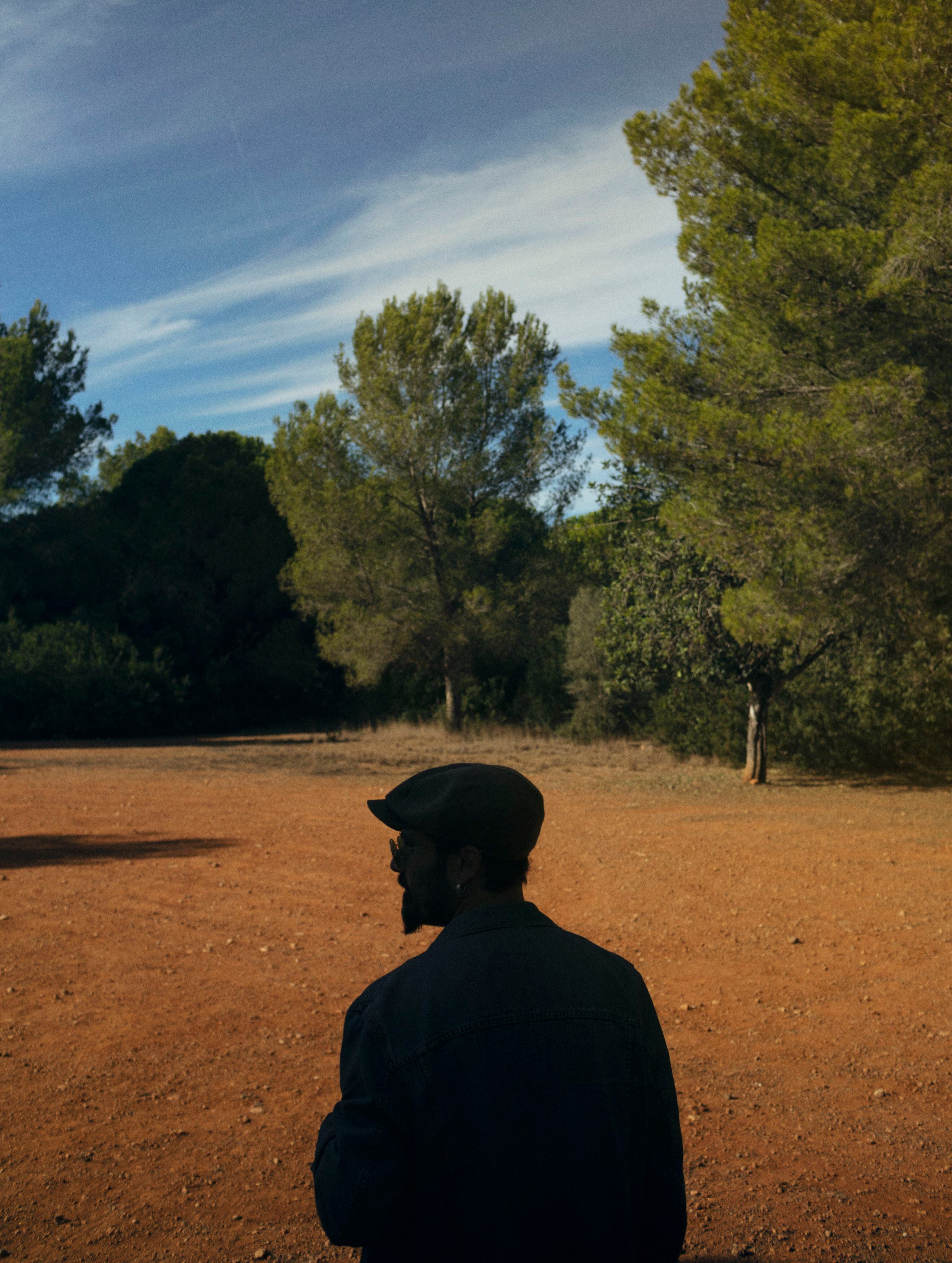 Adrián Rodríguez busca un bosque en Ibiza para su proyecto de 'rave'.