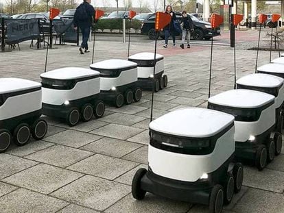 Los robots Starship estacionados a la espera de recibir un pedido.
