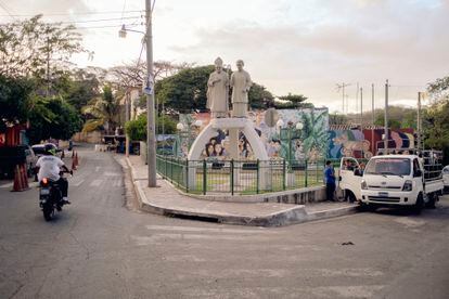 Monumento a monseñor Óscar Arnulfo Romero y Rutilio Grande en el municipio El Paisnal.