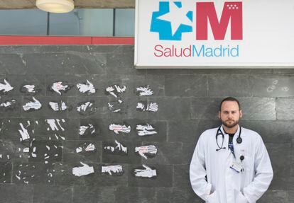 José Manuel Portal, MIR de último año, en la fachada de su centro de salud, Monterrozas, en el municipio de Las Rozas (Madrid).