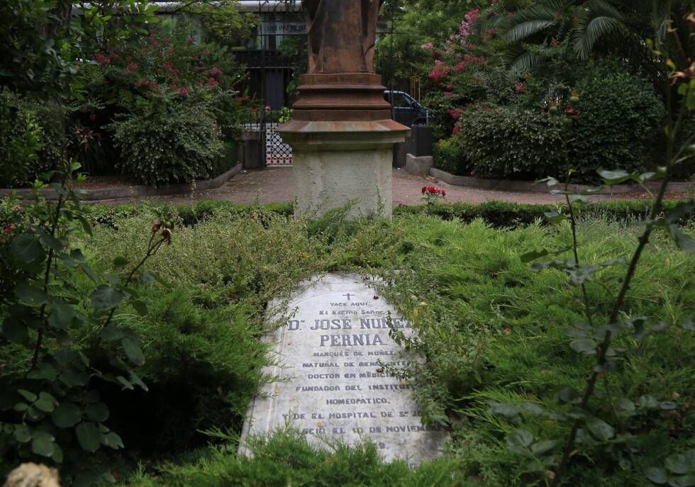 Sepultura del primer marqués de Núñez, enterrado en el jardín del Hospital Homeopático. Su cadáver se ha exhumado para analizar el ADN.