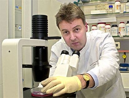 El investigador Oliver Brüstle, ayer, en su laboratorio de la Universidad de Bonn.