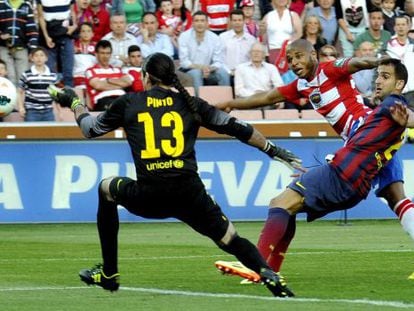 Brahimi supera a Pinto en el disparo del gol del Granada