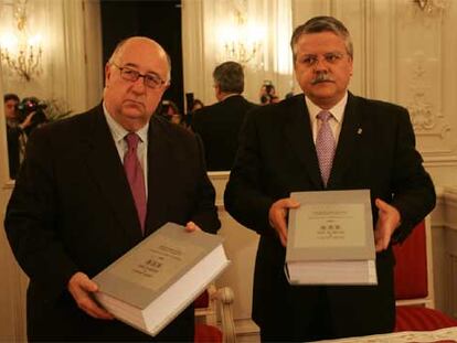 Julio de España y Bernardo del Rosal, ayer, con los tomos del informe del Síndic de Greuges.
