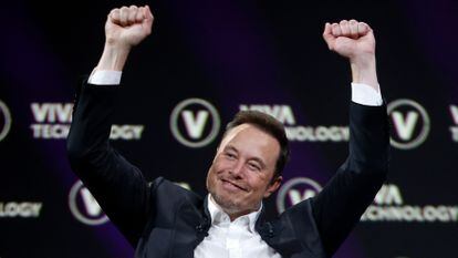 Elon Musk hace un gesto de triunfador en una conferencia en París el pasado junio.