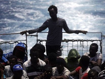 Inmigrantes que salían de las costas libias, rescatados en el Mediterráneo.