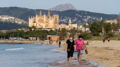 Bañistas en una playa de Palma de Mallorca el 27 de mayo.