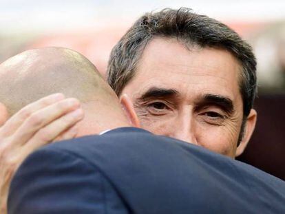 Valverde s'abraça amb Zidane abans del partit.