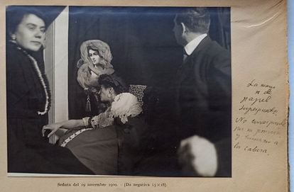 Un supuesto espíritu en el libro 'Fotografie di Fantasmi', con una nota de Cajal: "La mano es de papel superpuesto".